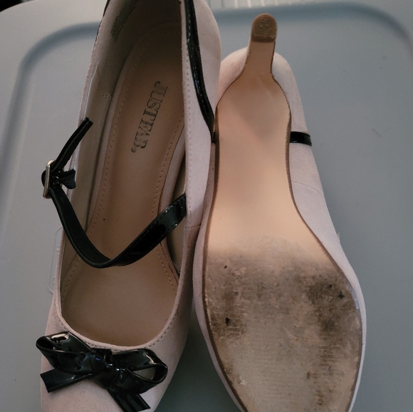 Justfab, cream, and black heel with bow, size 8 - Picture 6 of 6